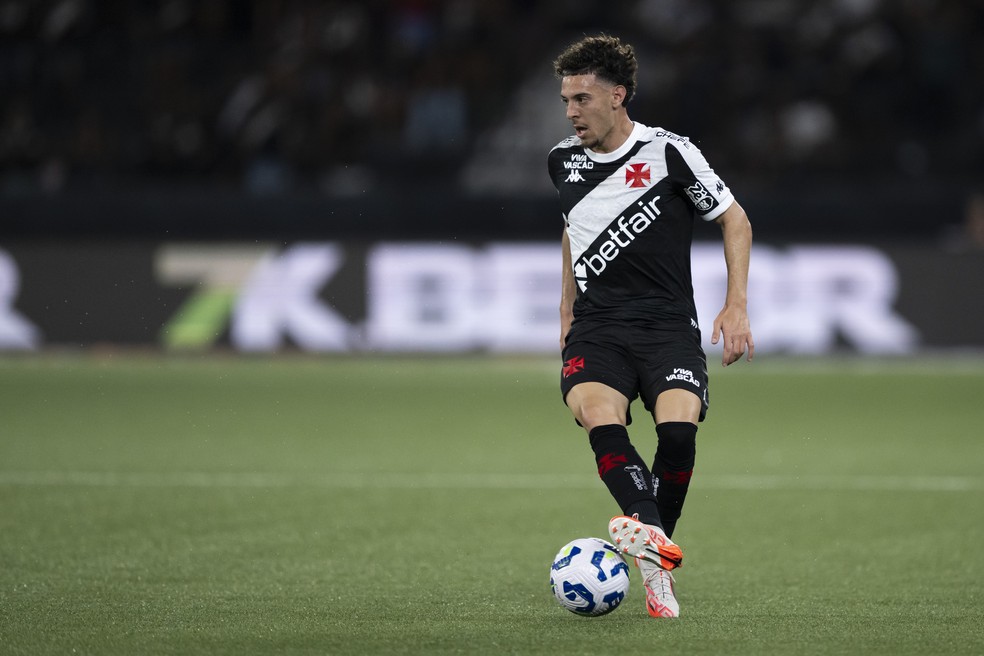 Nuno Moreira, do Vasco, em ação contra o Nova Iguaçu — Foto: Jorge Rodrigues/AGIF