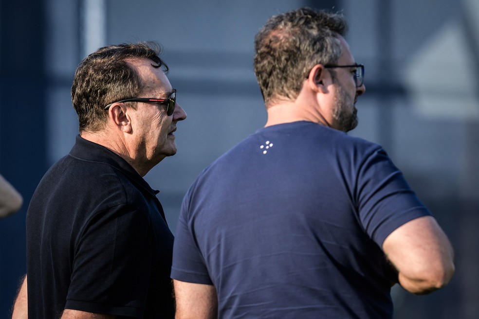 Pedrinho e Alexandre Mattos em treino na Toca II — Foto: Gustavo Aleixo/Cruzeiro