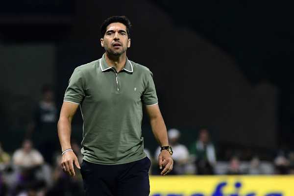 Organizada do Palmeiras critica substituição de Estêvão por Abel Ferreira no jogo