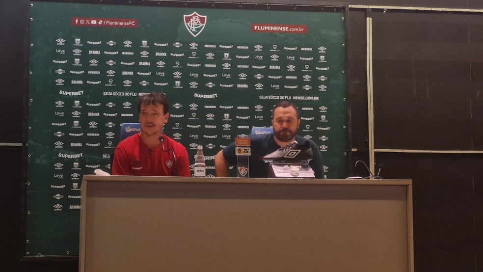 Fernando Diniz e Mário Bittencourt, do Fluminense, em entrevista coletiva — Foto: Marcello Neves