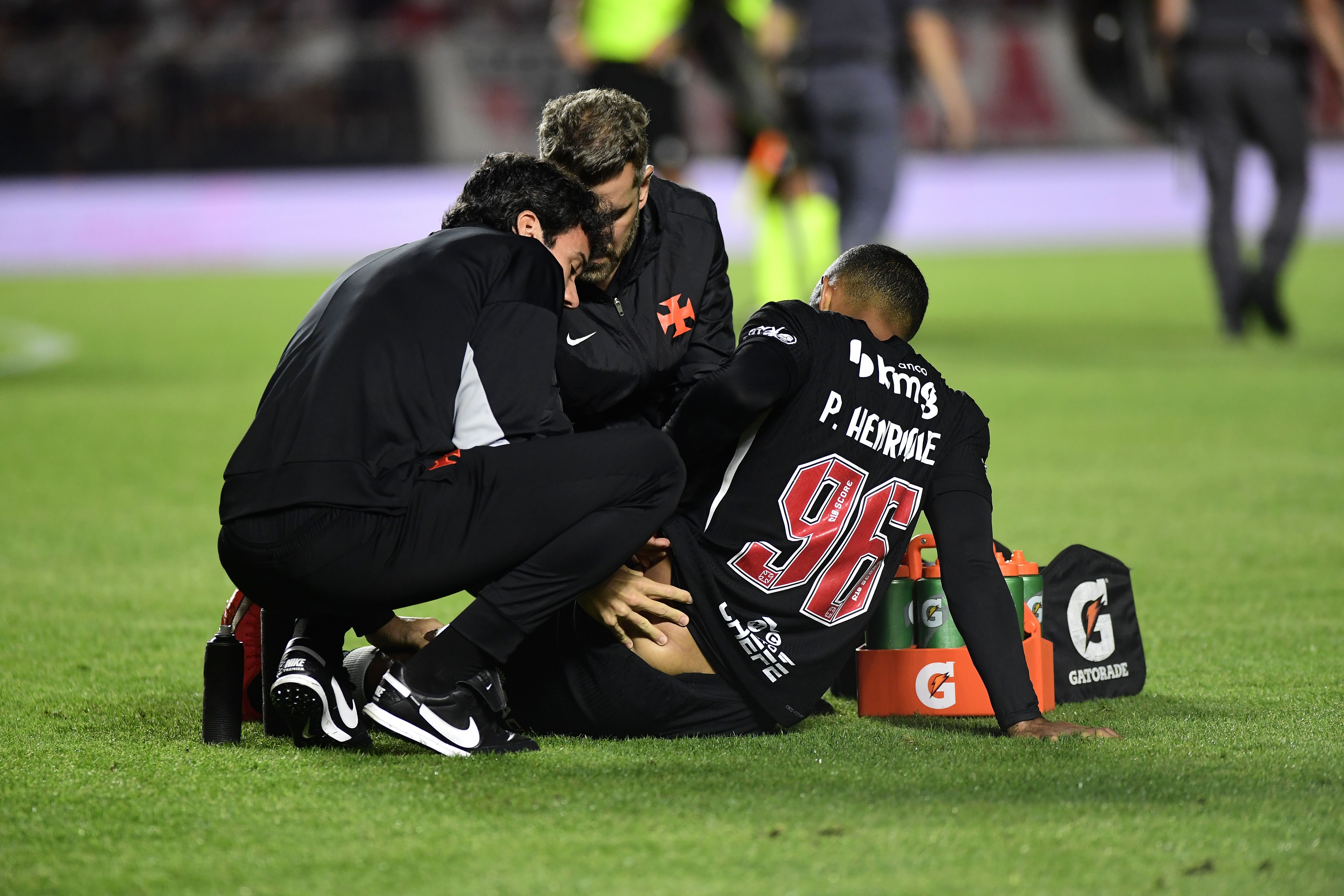 Paulo Henrique é substituído com dores na região do abdômen e preocupa o Vasco; veja vídeo