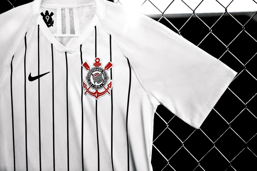Com Ronaldo como modelo Corinthians apresenta sua nova camisa 1