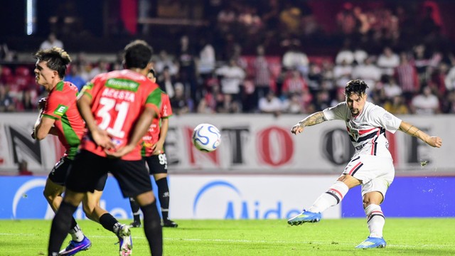 Artur assiste confronto entre São Paulo e Boston River