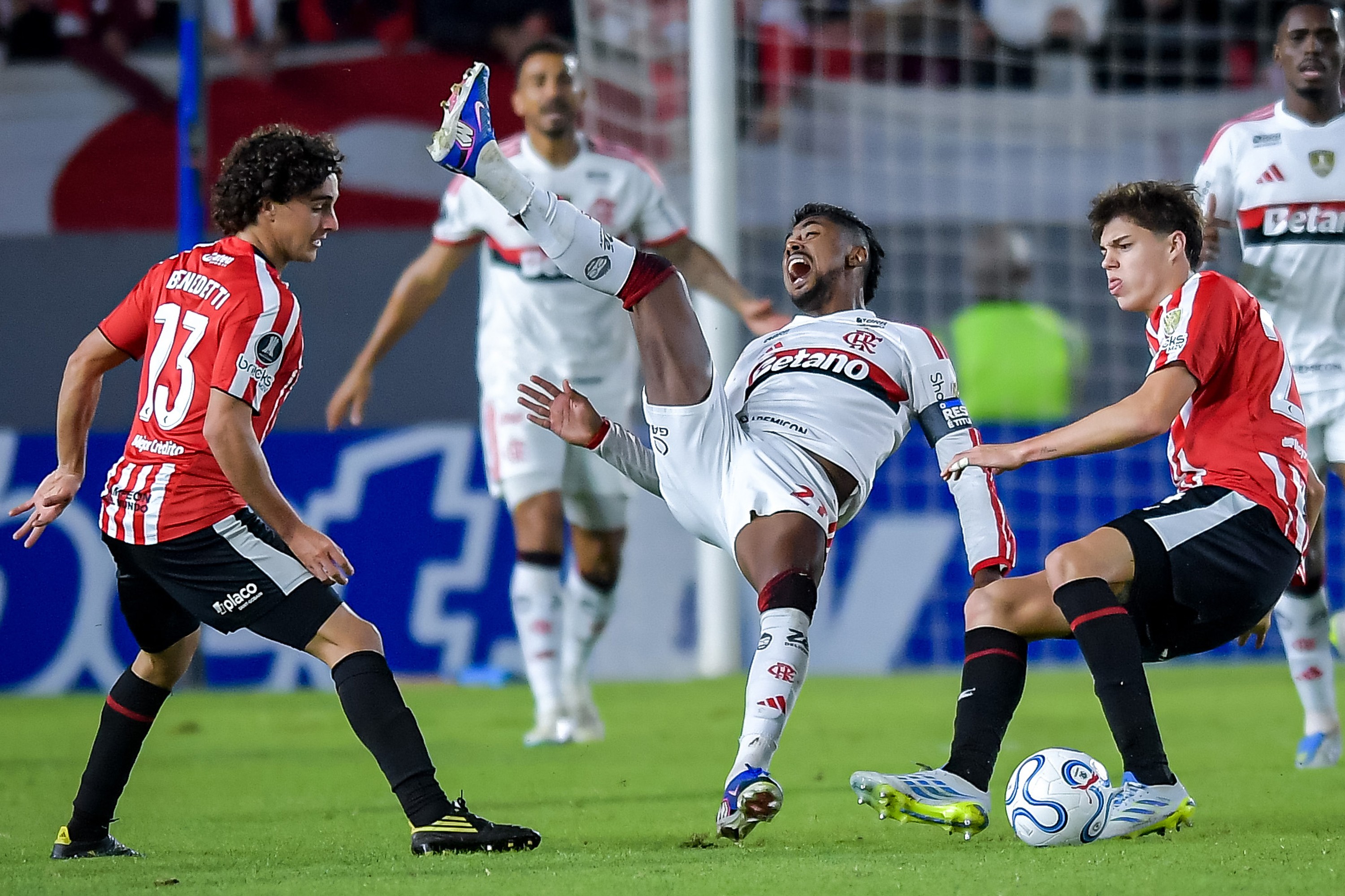 Flamengo perde oportunidade decisiva e debate sobre arbitragem marca noite na Libertadores