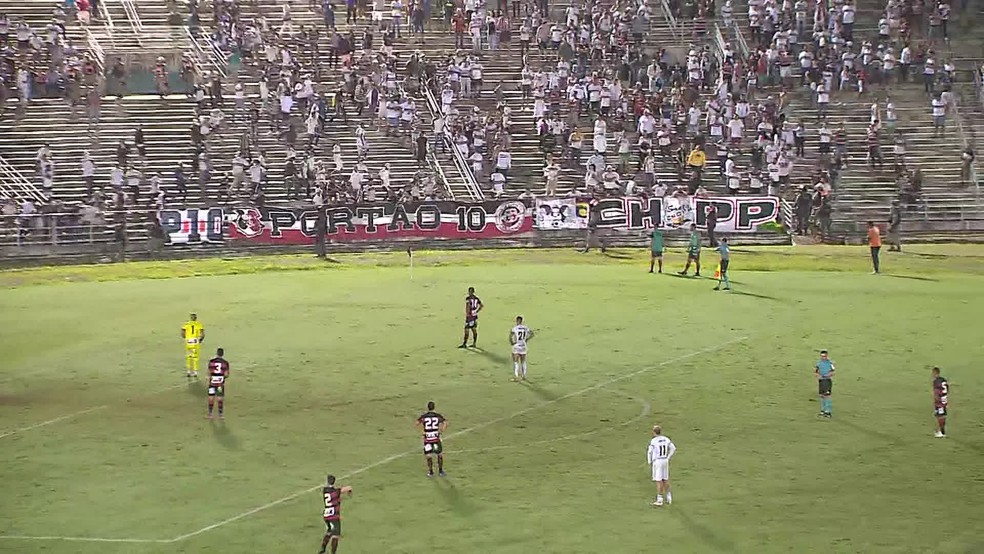 Confusão de torcida do Santa Cruz interrompe partida contra o Campinense — Foto: Reprodução