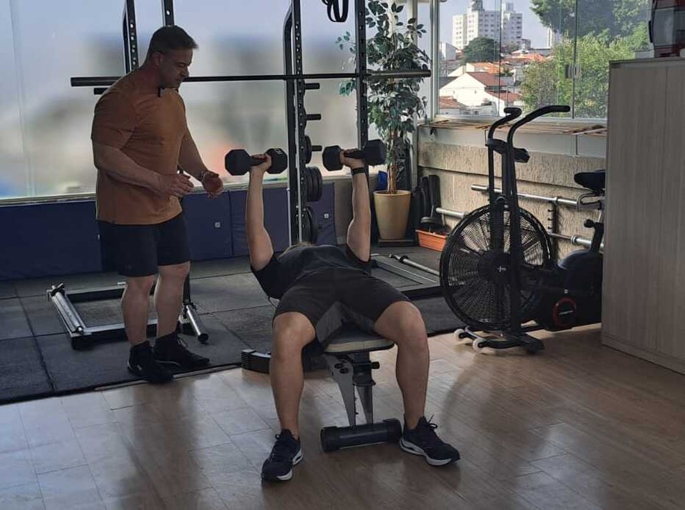 Extensao De Triceps Deitado Com Halteres Extensão Tricep Com Halteres