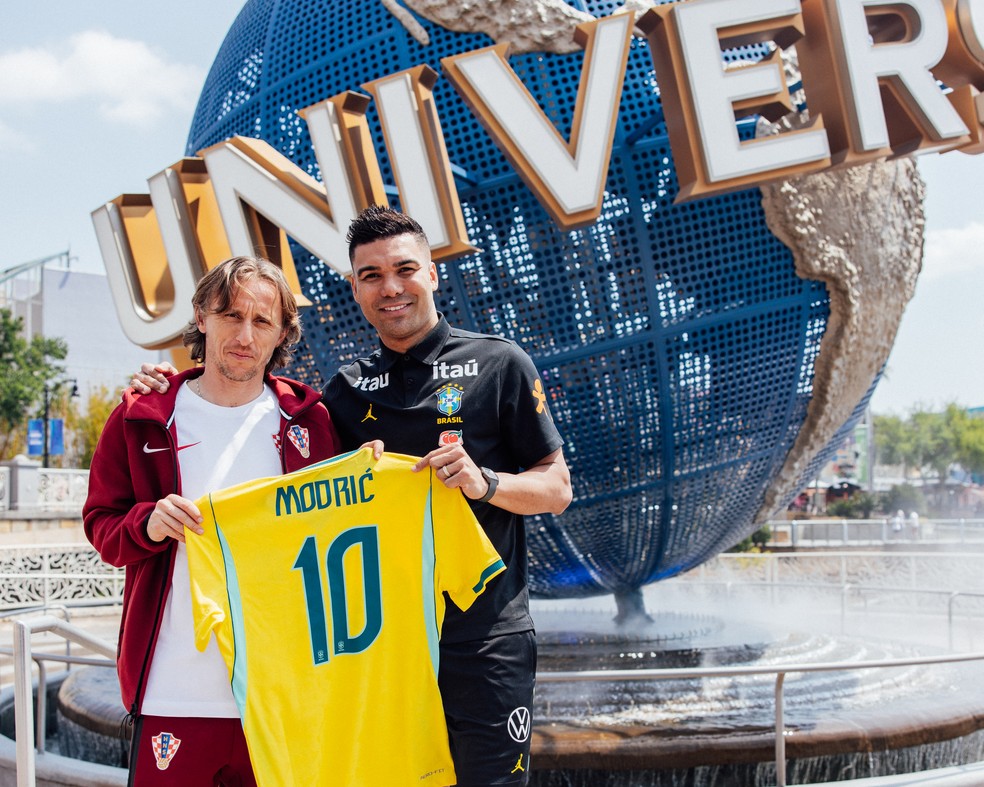 Casemiro e Modric divulgam amistoso desta terça em parque temático de Orlando — Foto: Sam Robles / Road to 2026