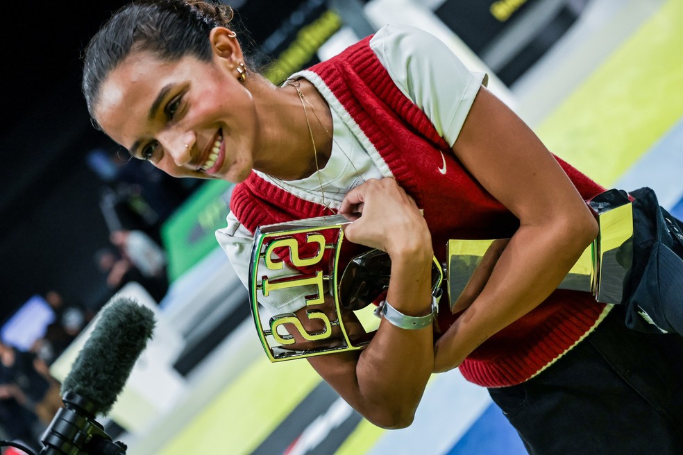 Rayssa Leal sorri enquanto segura troféu do SLS Rio Takeover — Foto: SLS