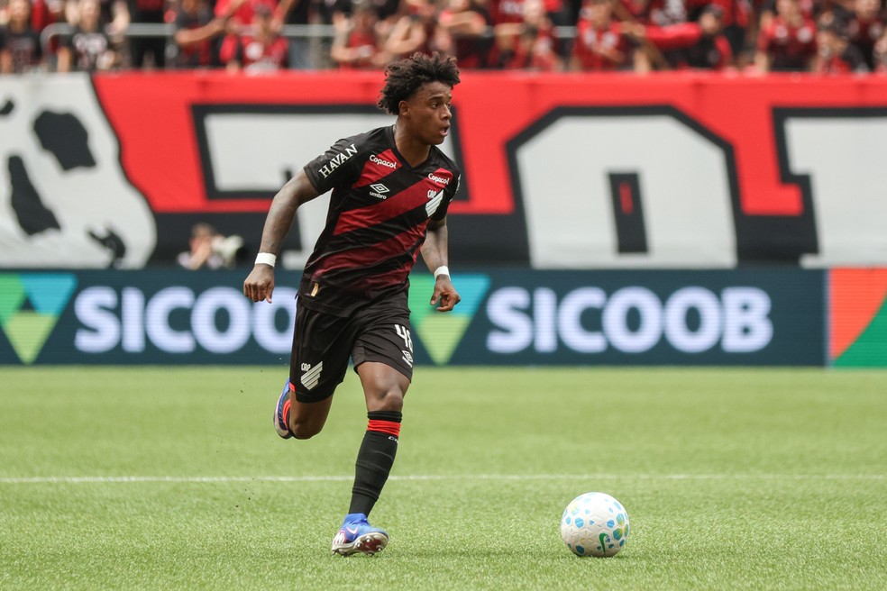 Bruninho vendido em ação pelo Athletico