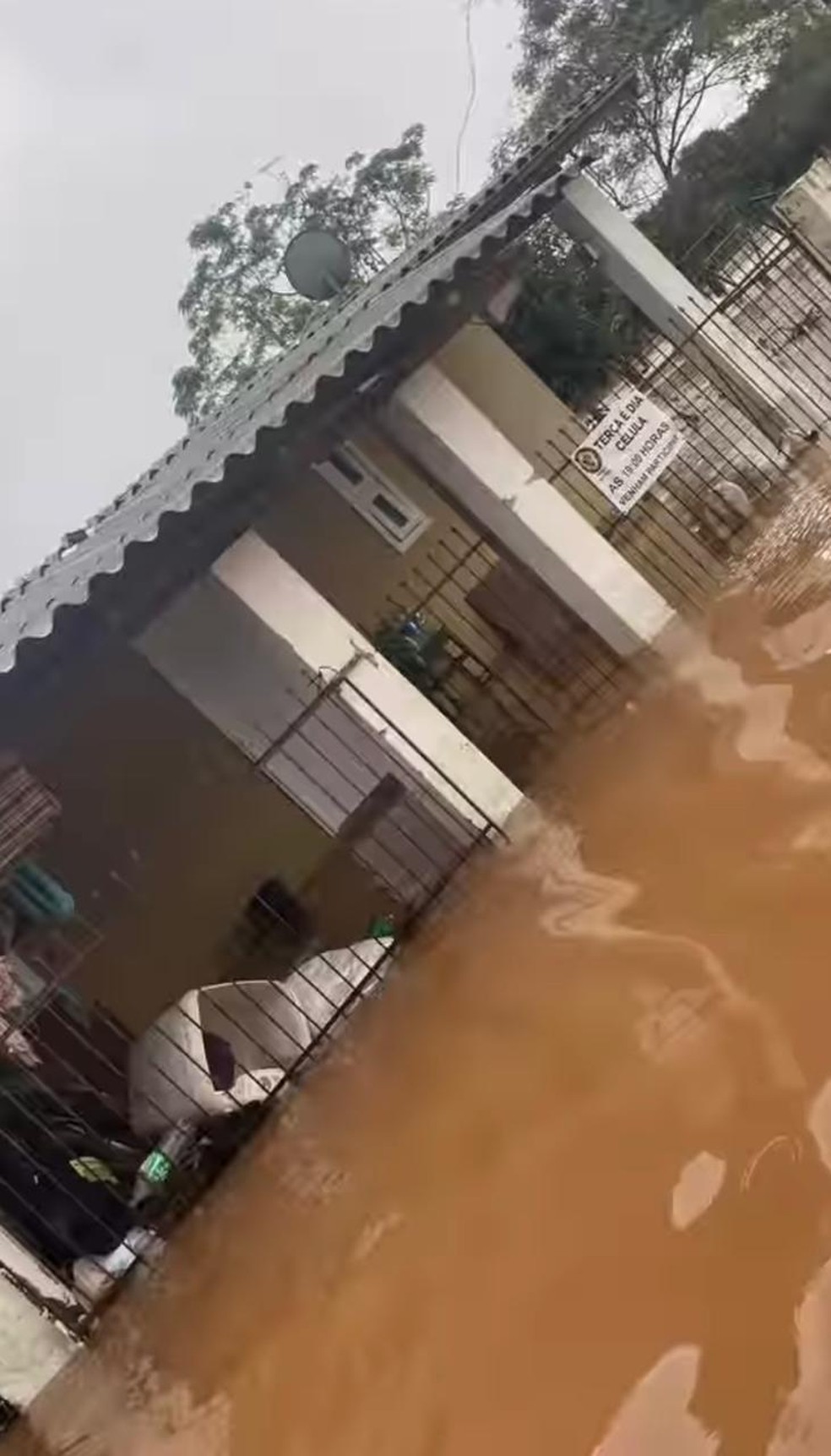 Casa dos pais de Gabriel Davis foi invadida pela água; jogador compartilhou vídeo em rede social — Foto: Reprodução