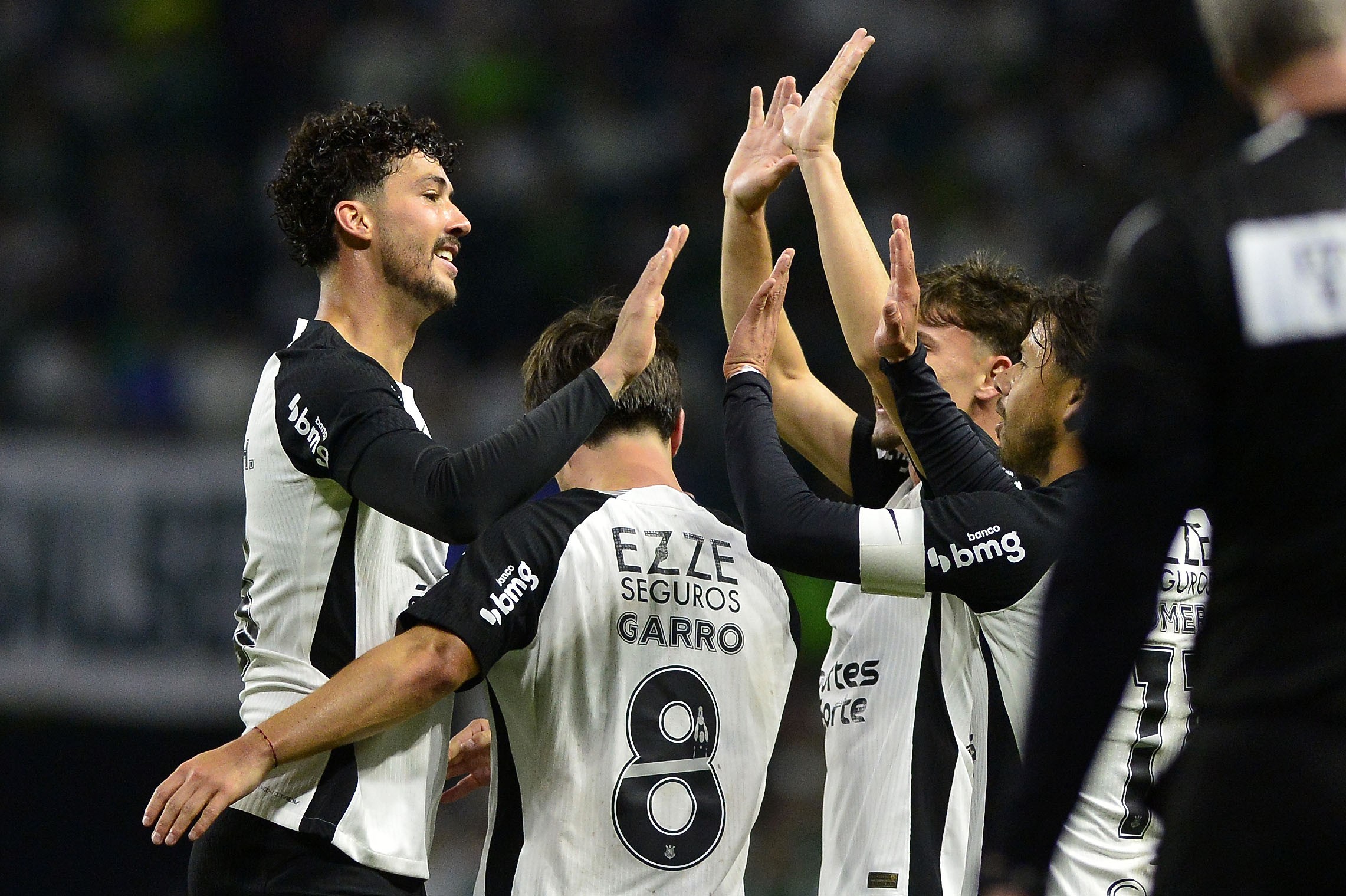 Corinthians aproveita desmoronamento do Palmeiras e vive Dérbi dos sonhos.