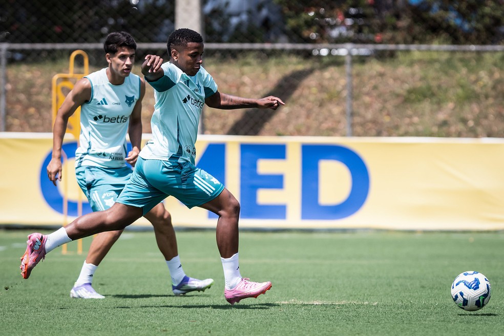 Keny Arroyo com a camisa do Cruzeiro em treino.