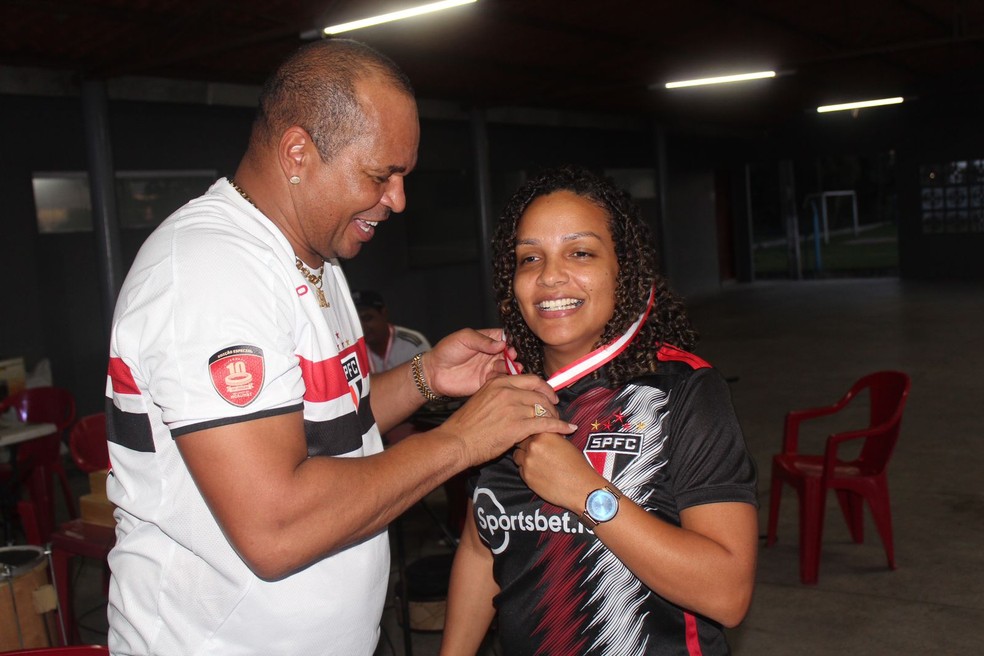 Chulapa entrega medalha para torcedora do São Paulo — Foto: Denison Roma/ge