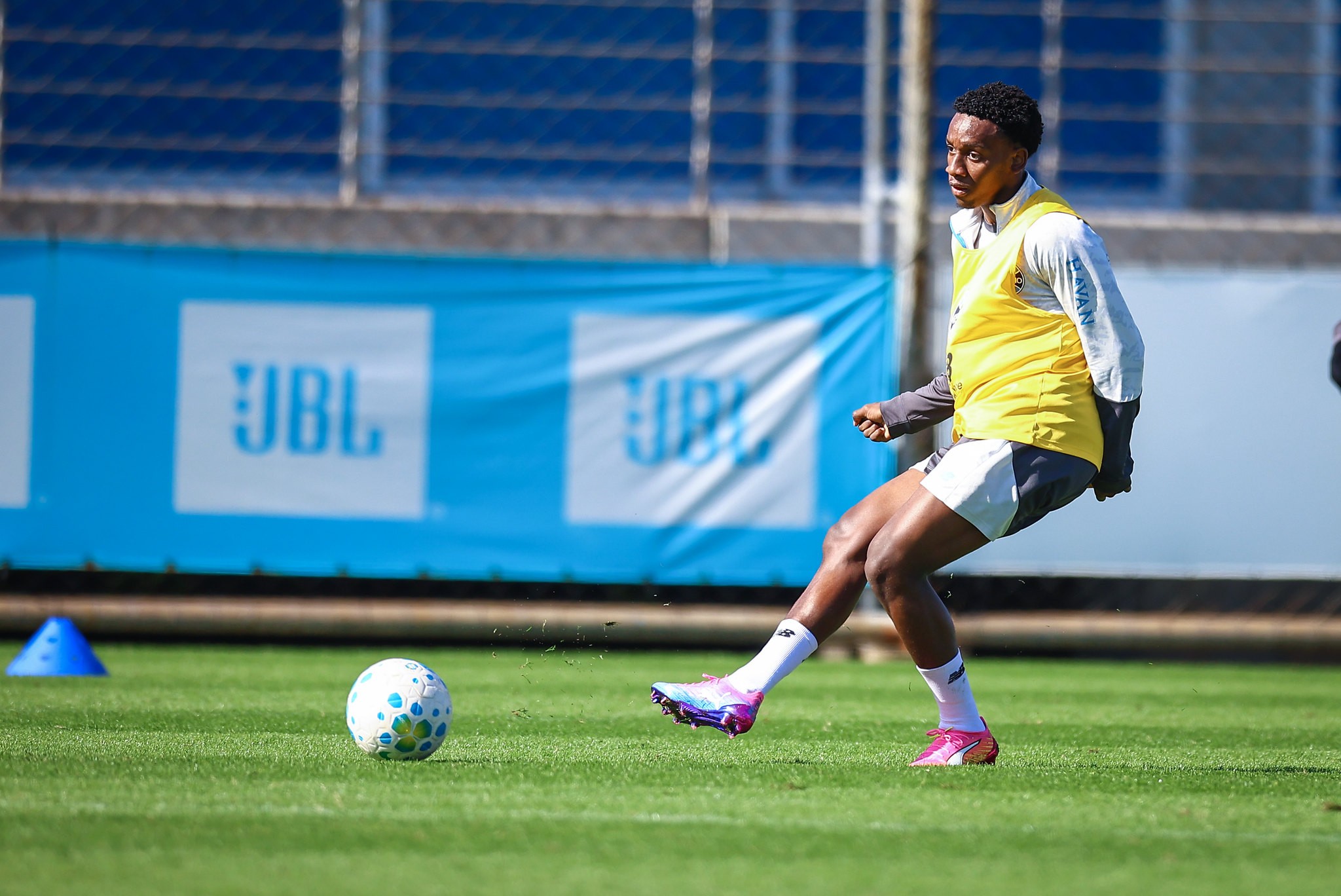 Grêmio busca meia enquanto aguarda definição sobre saída de Gabriel Mec; saiba detalhes