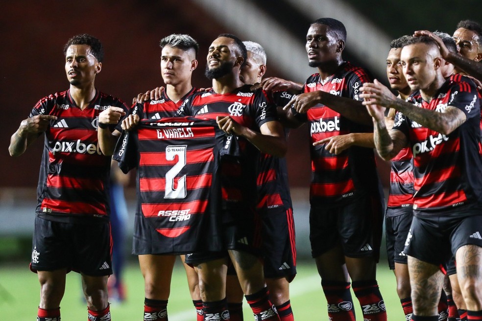 Portuguesa x Flamengo: jogadores homenageiam Varela na vitória