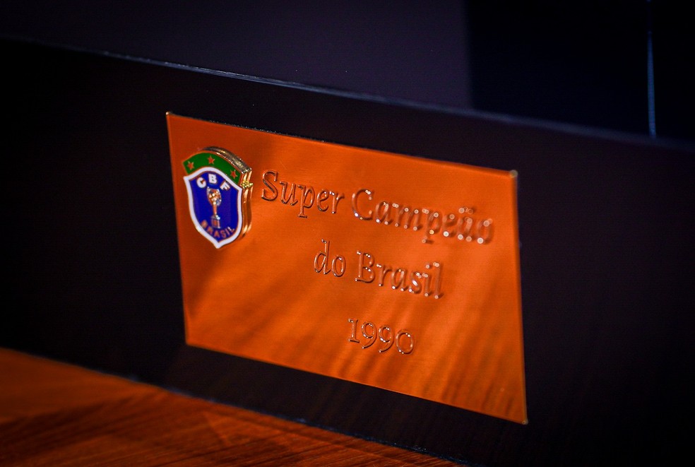 Detalhe da taça da Supercopa do Brasil que será entregue ao Grêmio — Foto: CBF / Divulgação