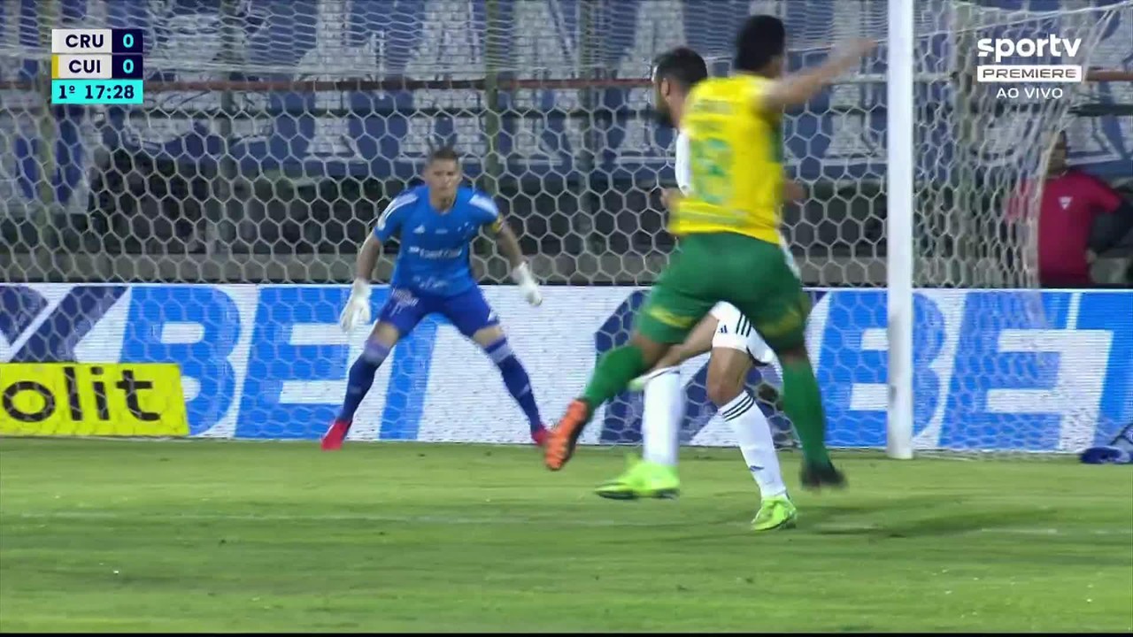 Aos 15 min do 1º tempo - chute de fora da área defendido de Fernando Sobral do Cuiabá contra o Cruzeiro