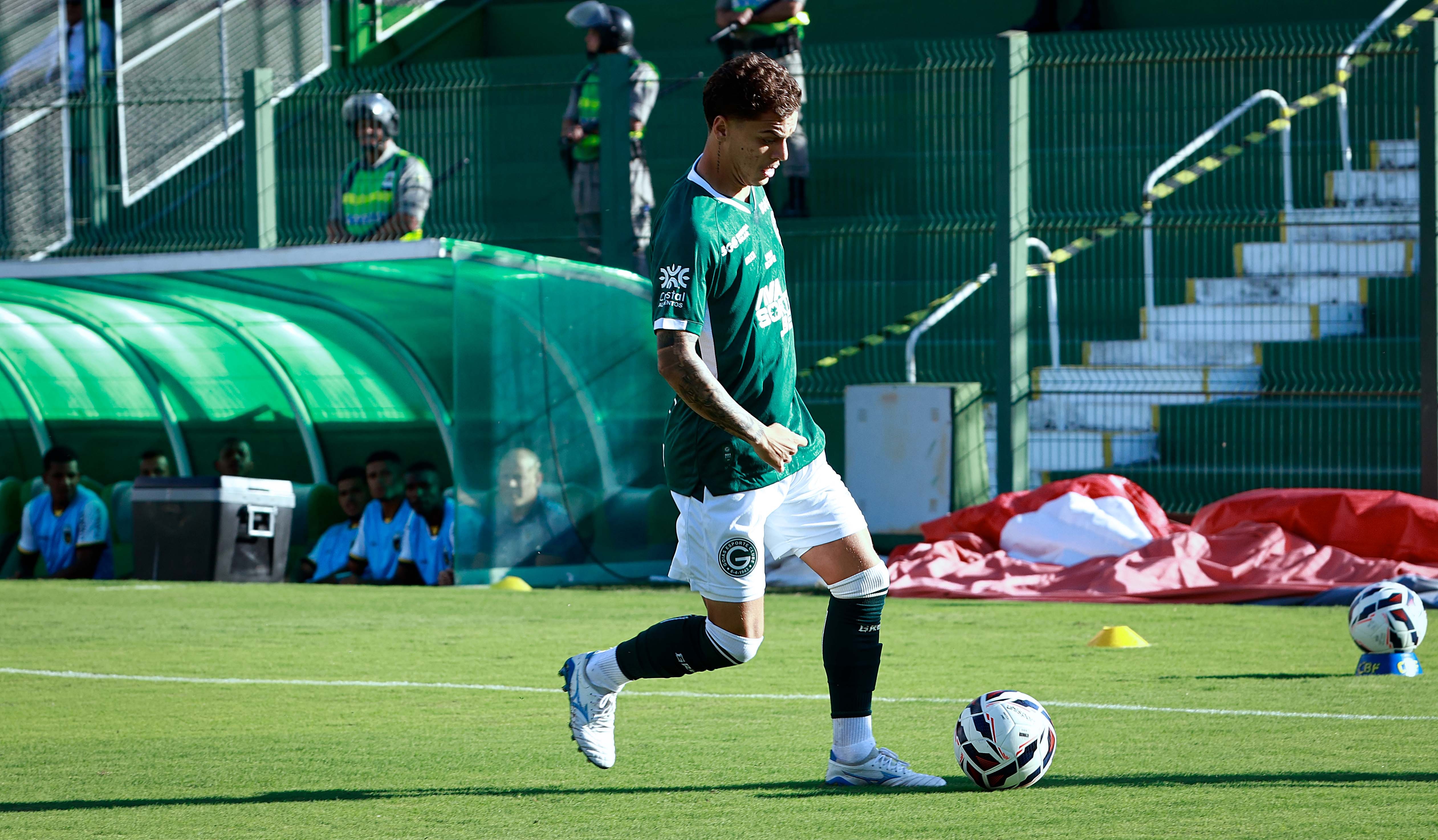 Náutico avança para contratação do meia Vitinho, do Goiás