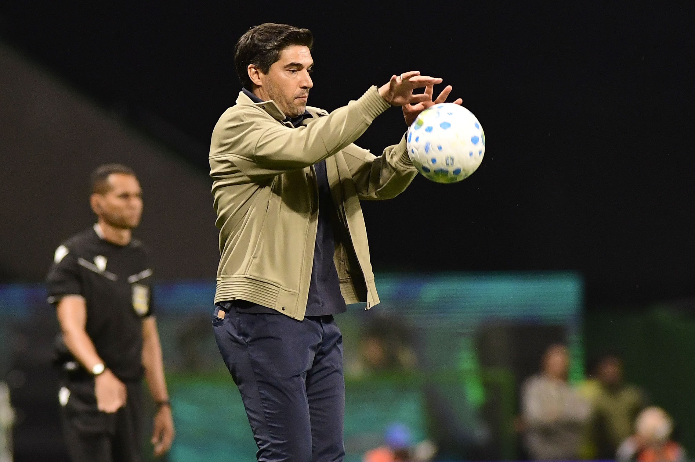 Abel defende Carlos Miguel, elogia Paulinho no Palmeiras e diz: "Este tipo de gol não podemos sofrer"