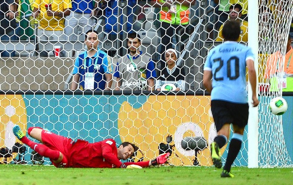 Julio César usou vermelho em 2013 e 2014 — Foto: AFP