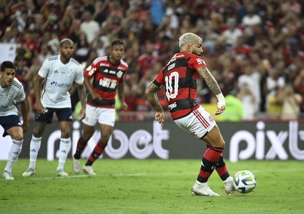 Maestria Esportes - Gabigol PERDE o pênalti para o Flamengo! Segue