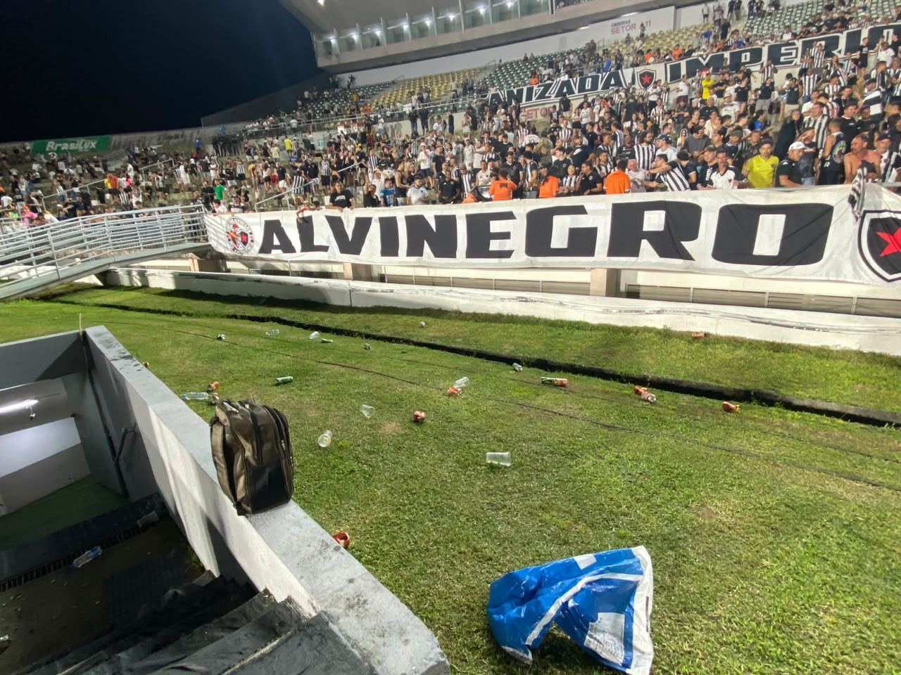Torcida do Botafogo-PB atira objetos no gramado do Almeidão após nova derrota na Série C