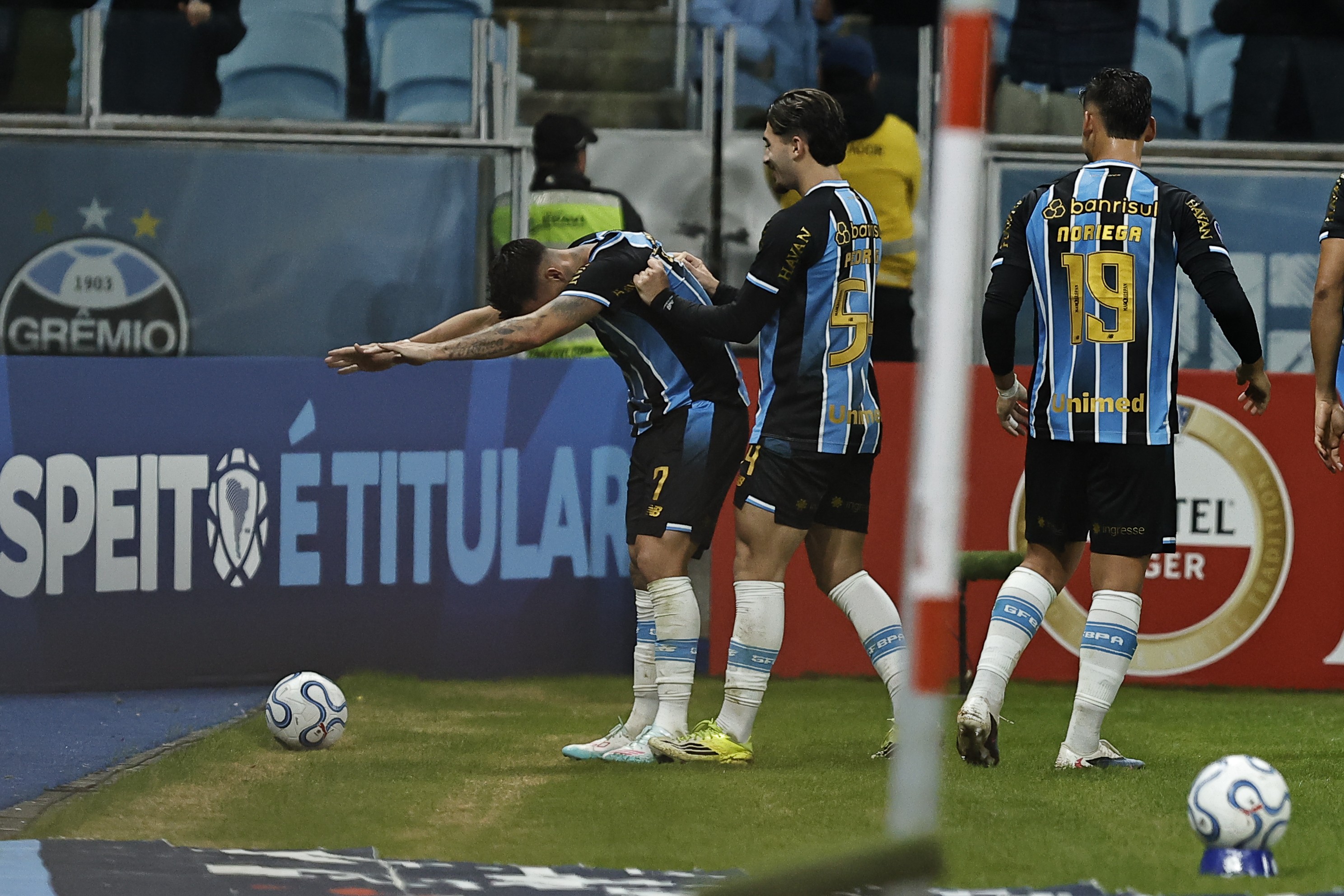 Pavon reverte críticas no Grêmio e é aplaudido pela torcida | Ge