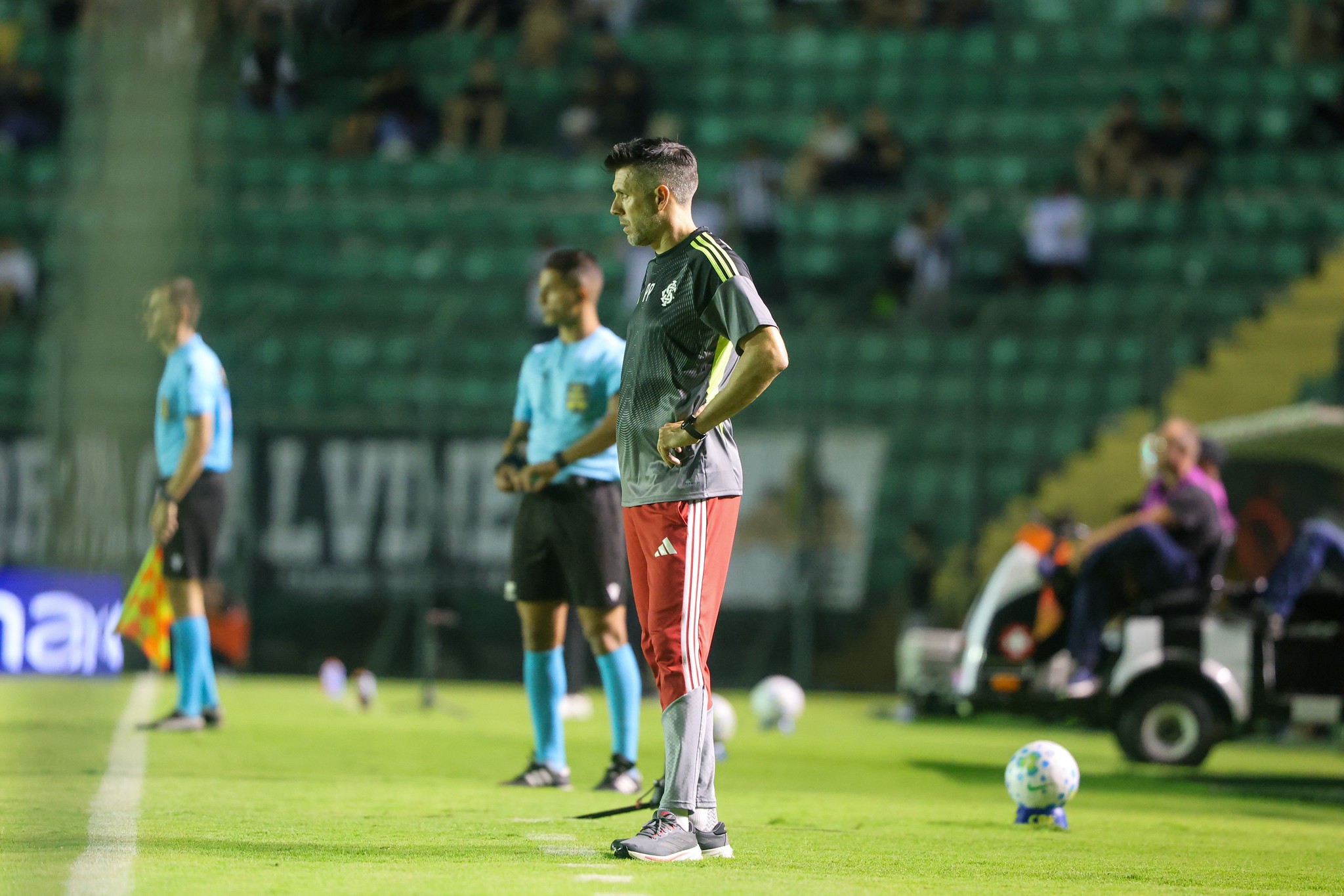 Pezzolano pede desculpas após grupo do Inter ignorar torcida | Ge