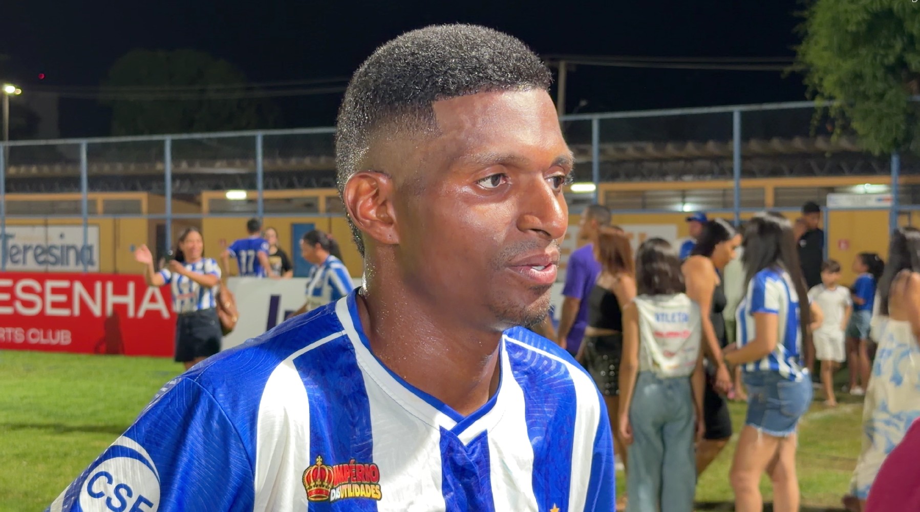 Motorista de aplicativo e jogador: atacante volta a marcar após 11 meses e se emociona em coletiva