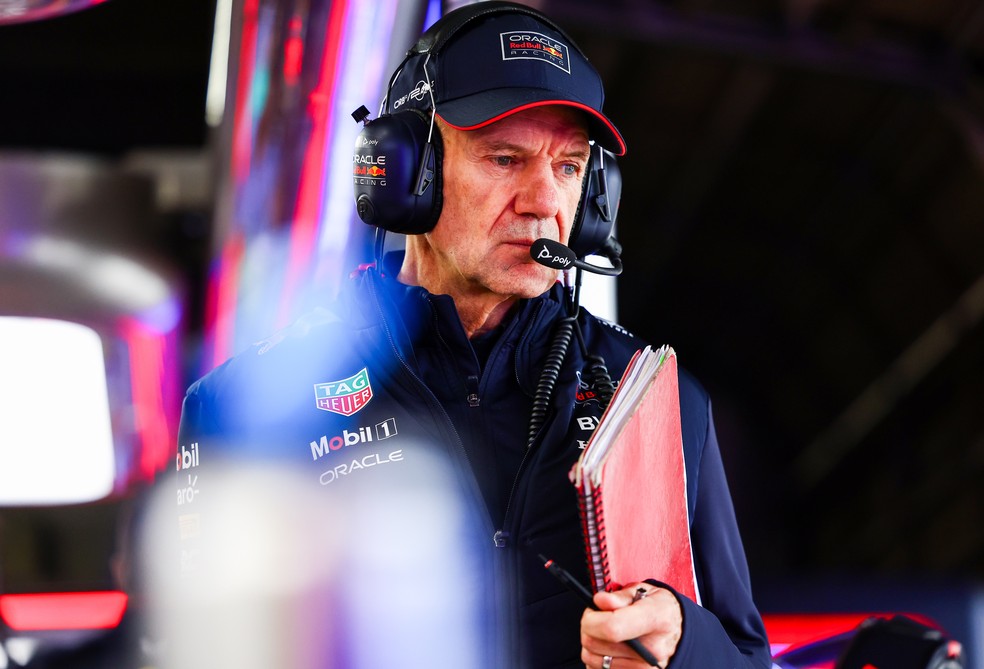 Com seu inseparável caderno vermelho, Adrian Newey esteve na RBR desde a temporada 2006 — Foto: Mark Thompson/Getty Images