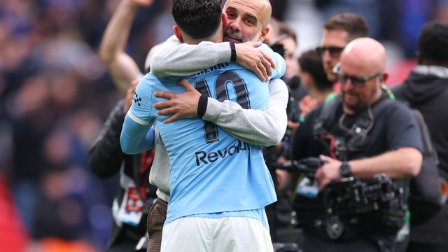 Pep Guardiola comemora com Cherki o título da Copa da Inglaterra