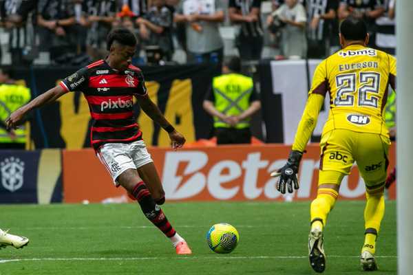 Desafio na Pontaria: Flamengo precisa melhorar finalizações para Filipe Luís.