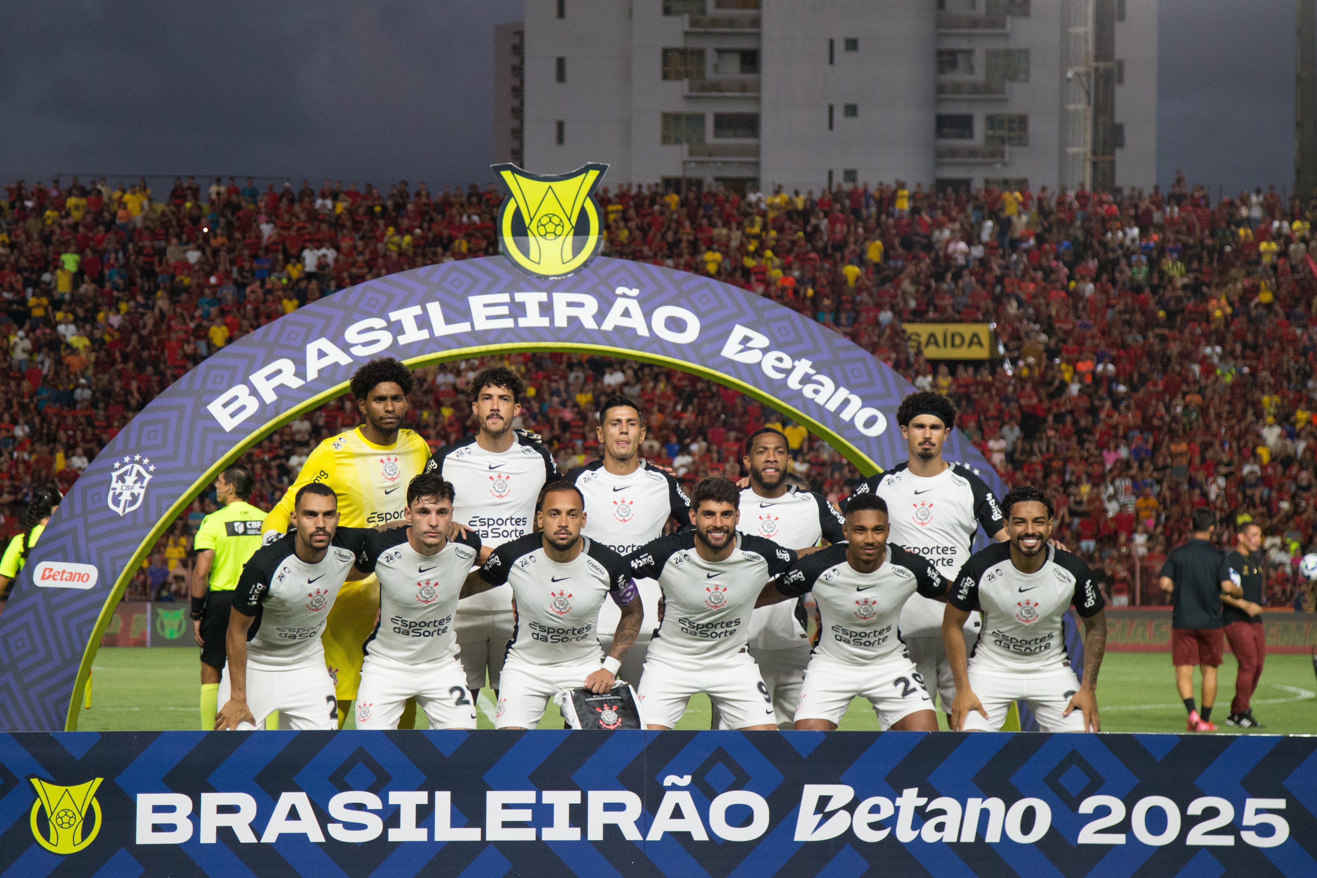 Desempenho abaixo das expectativas: Hugo Souza e Maycon falham na derrota em Recife