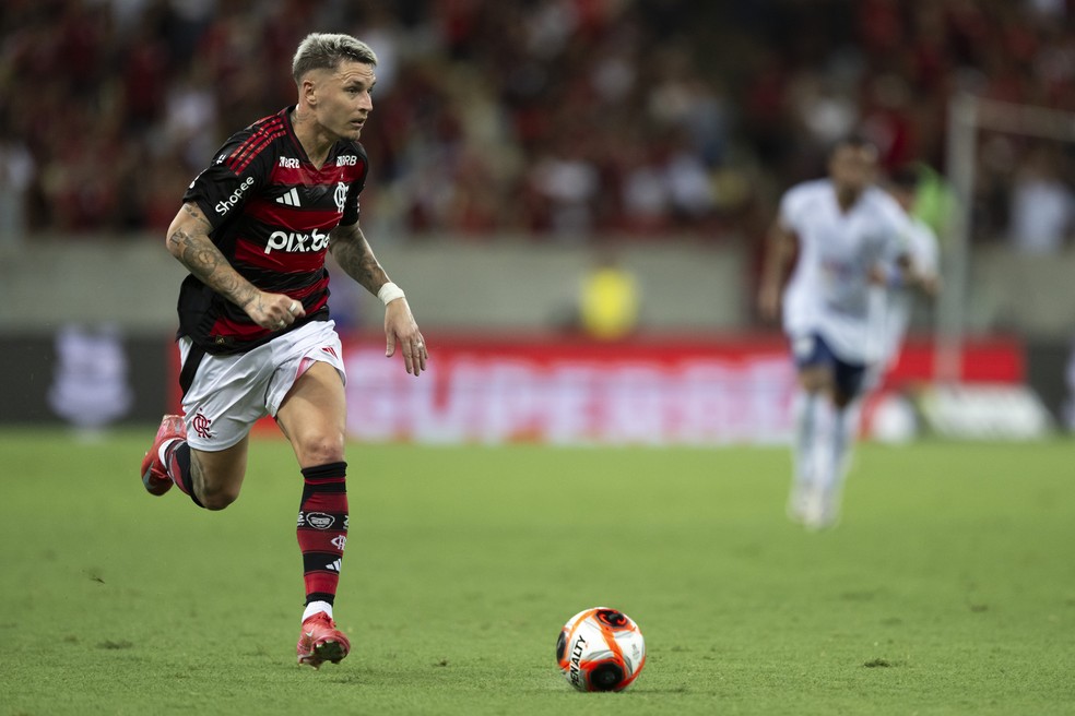 Flamengo dá prioridade à renovação do contrato de Varela  — Foto: Jorge Rodrigues / AGIF