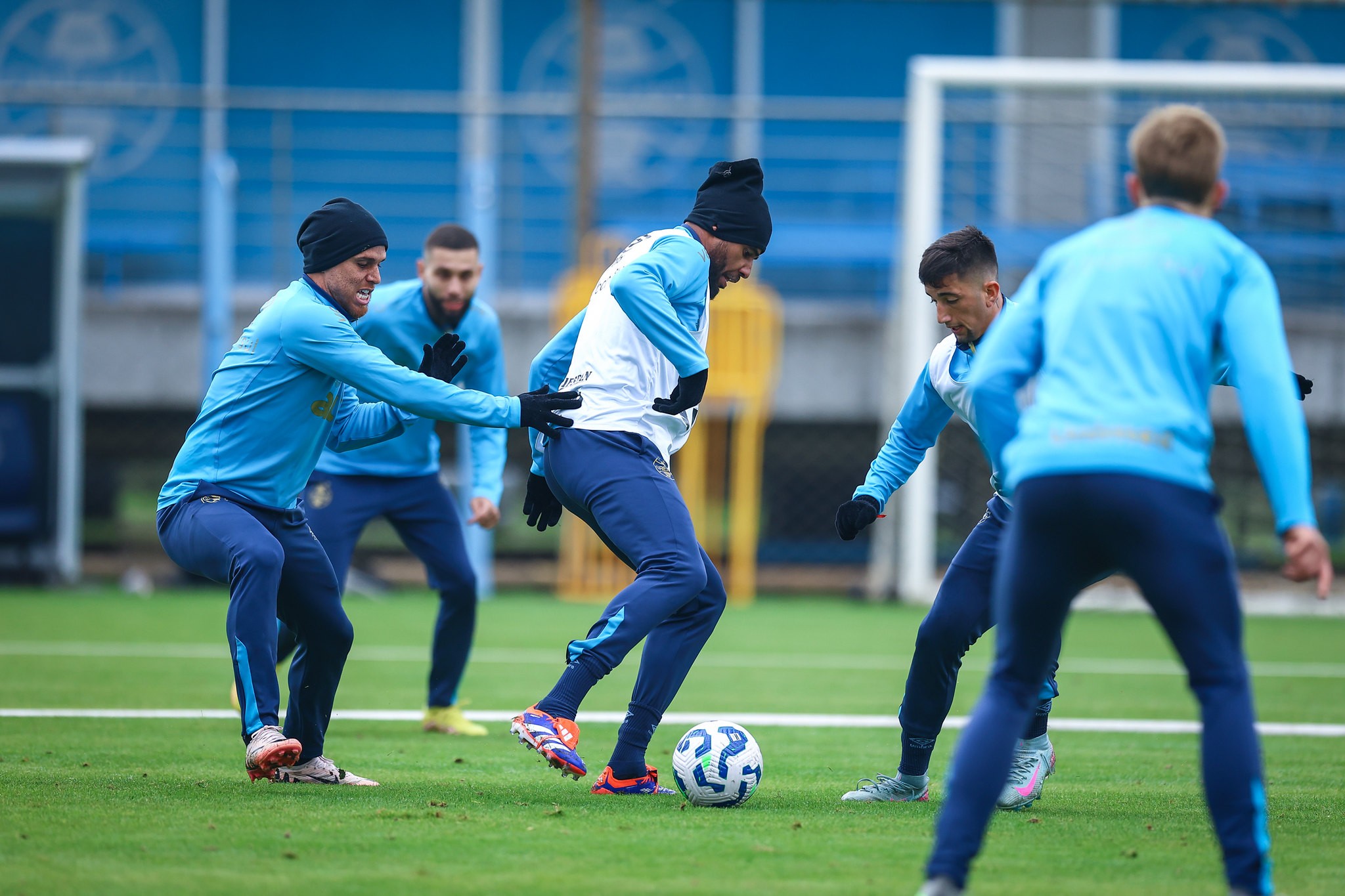 Treinos de Mano Menezes no Grêmio para Retomada após pausa.