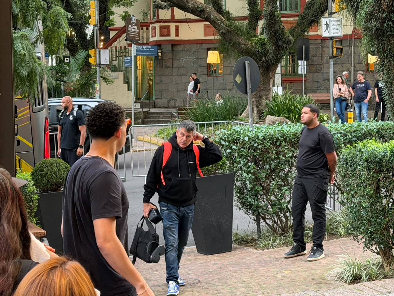 Vice-presidente do Corinthians Retorna e Acompanha a Delegação em Porto Alegre para Decisão Importante