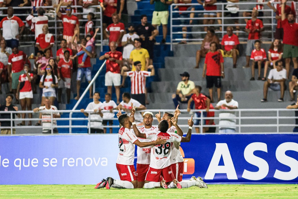 Jogadores do CRB comemoram gol de Léo Pereira — Foto: Ailton Cruz