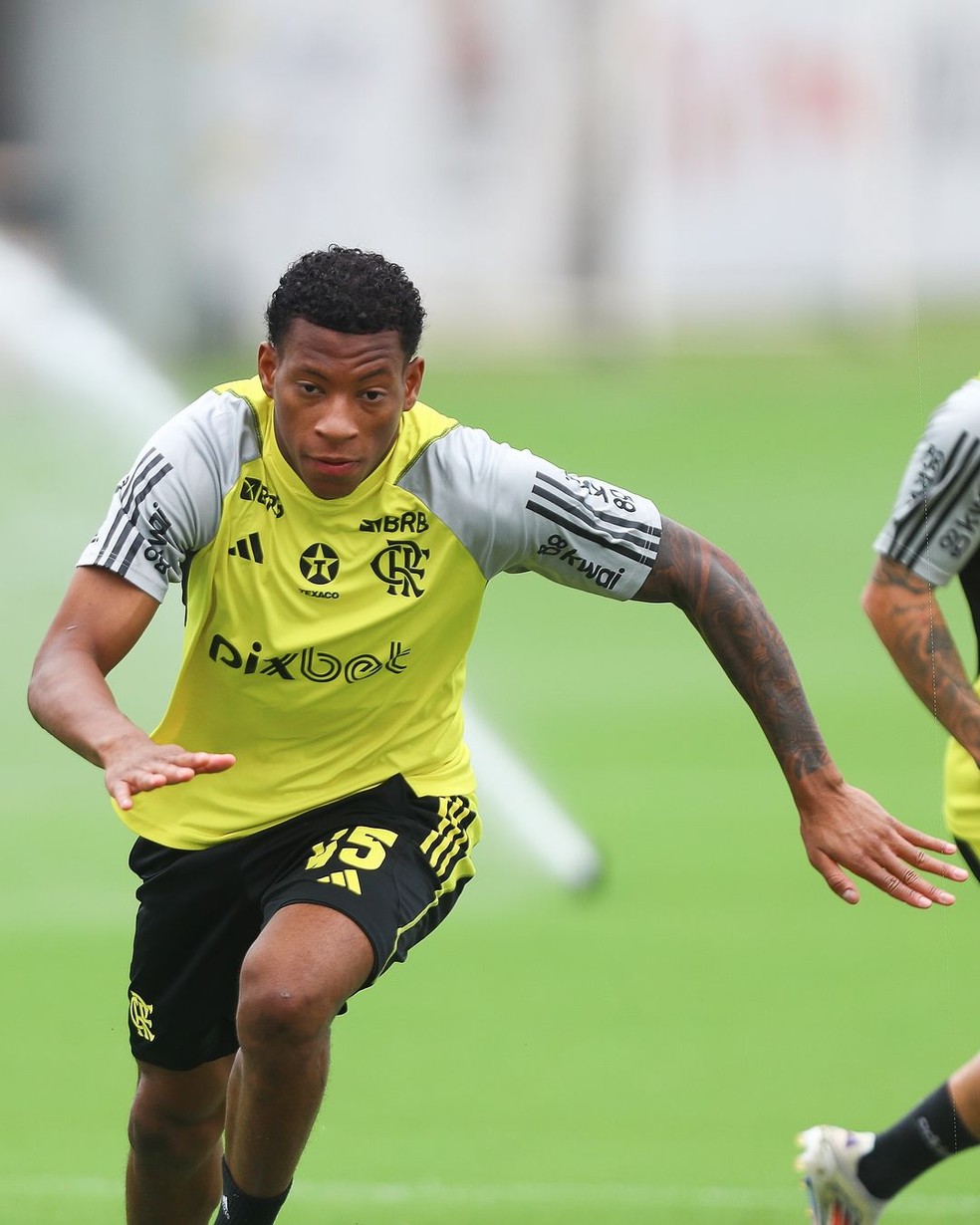 Plata em ação no treino do Flamengo — Foto: Gilvan de Souza / CRF