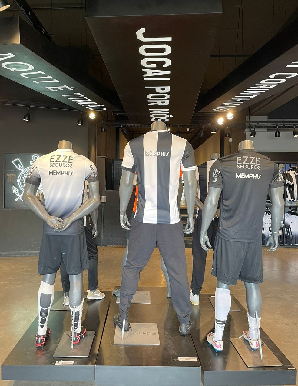 Camisas do Corinthians personalizadas com Memphis — Foto: Divulgação