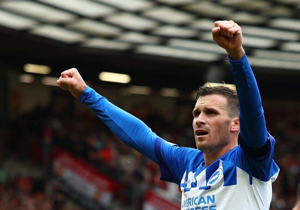 Pascal Gross comemora gol pelo Brighton diante do Manchester United — Pascal Gross