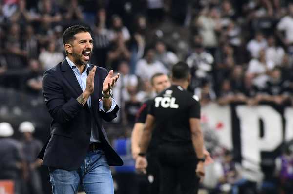 Auxiliar do Corinthians destaca evolução de Memphis e elogia atuações de Yuri e Romero