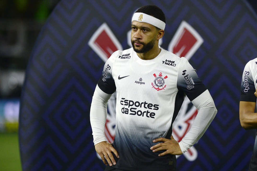 Memphis Depay em açao pelo Corinthians — Foto: Marcos Ribolli