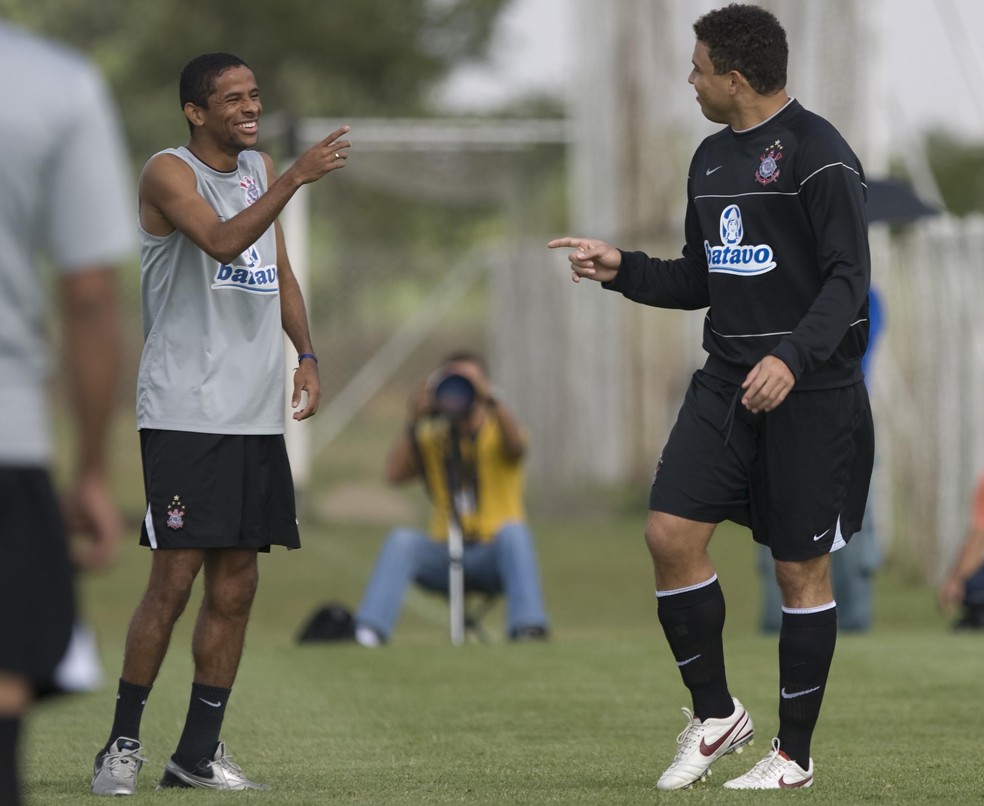 Saci e Ronaldo foram companheiros de Corinthians e campeões em 2009 — Foto: Daniel Augusto Jr./Ag. Corinthians