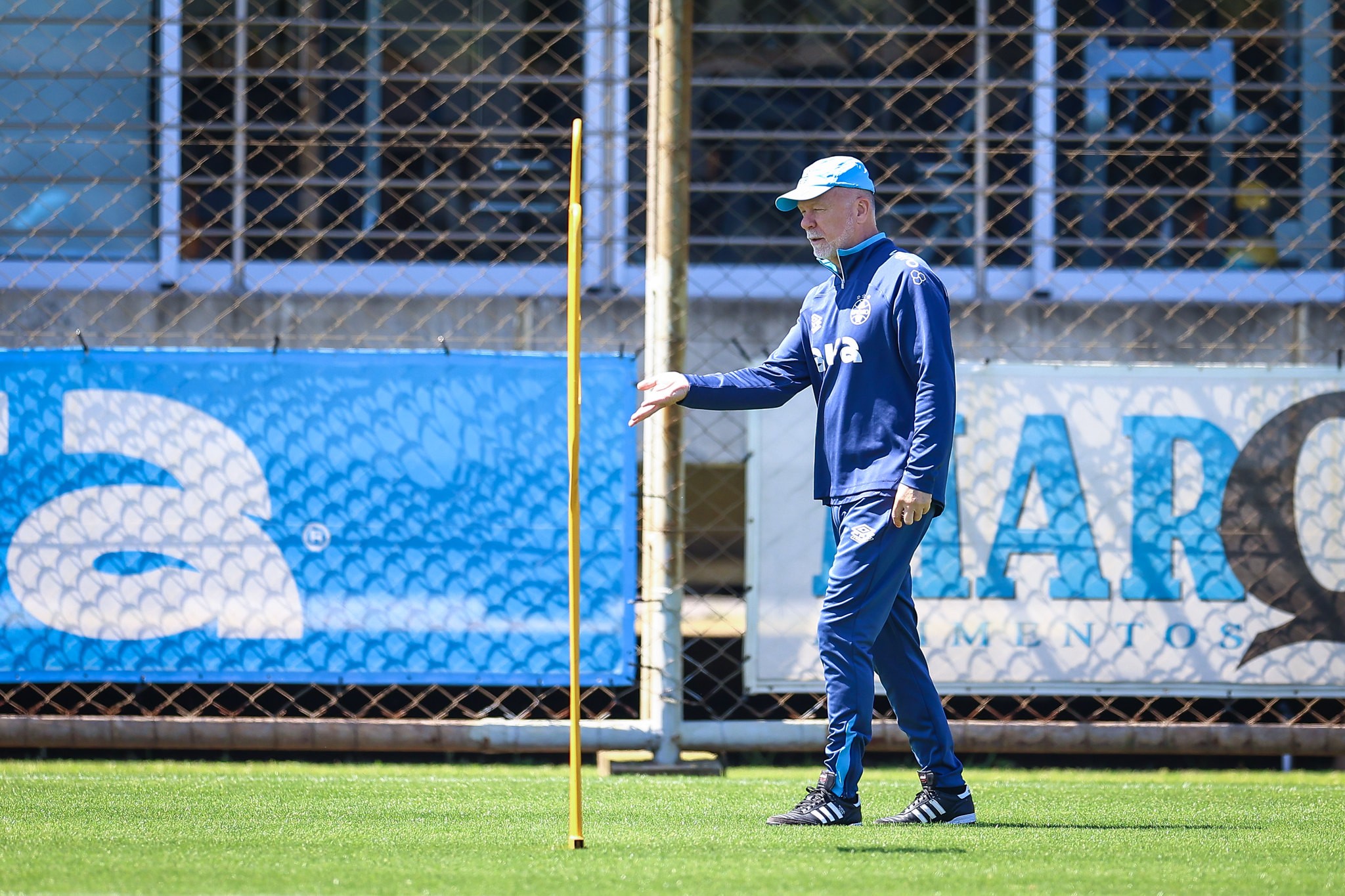 Com Cuéllar fora, Grêmio tem dúvida na defesa contra o Vitória