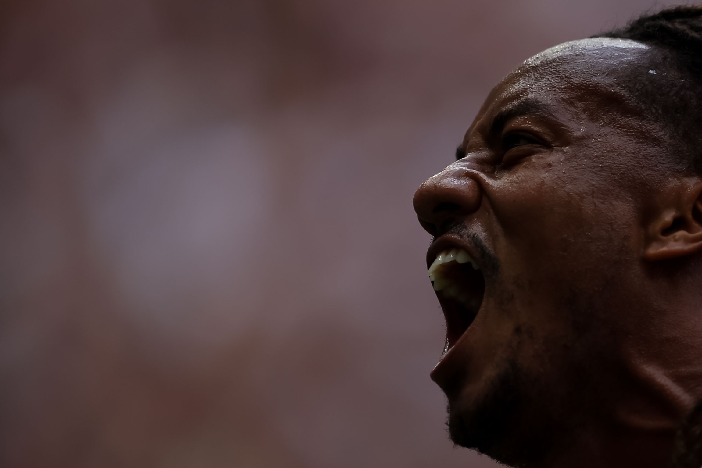 Carrillo provoca Martínez! Em festa meia oferece recompensa a quem encontrar volante que sumiu