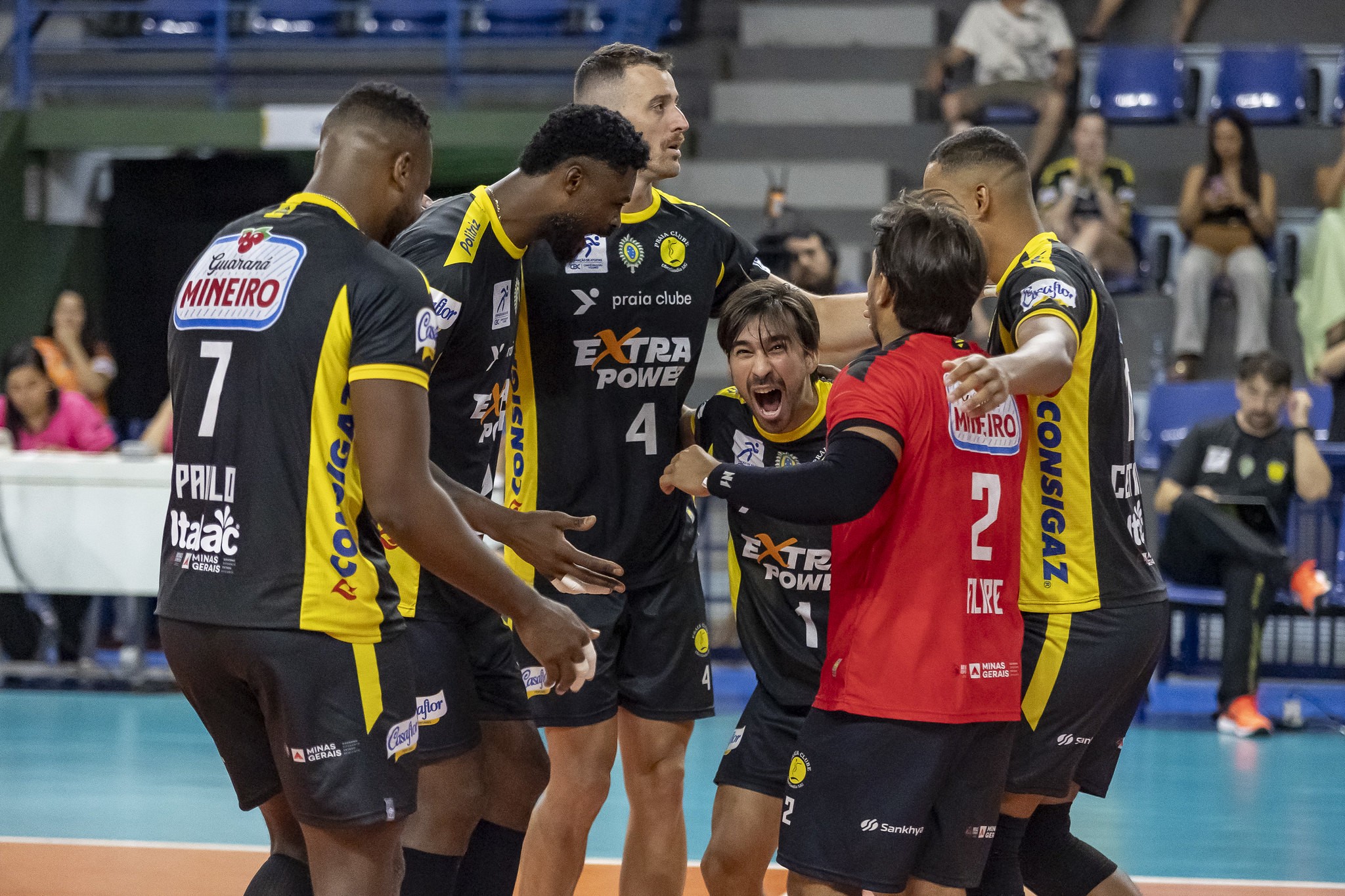 Praia clube vence Cruzeiro e assume liderança no Mineiro de vôlei masculino.