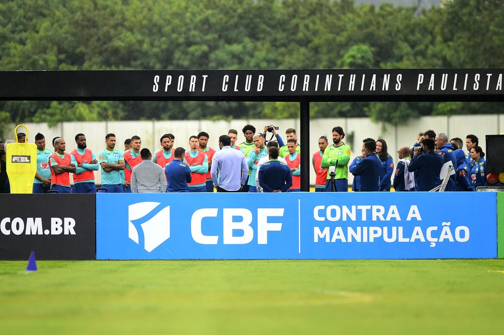 Samir Xaud, presidente da CBF, conversa com jogadores da Seleção — Foto: Marcos Ribolli