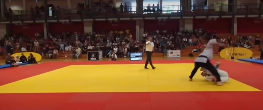 Judoca olímpico alemão é agredido com socos no tatame e fratura mandíbula; vídeo
