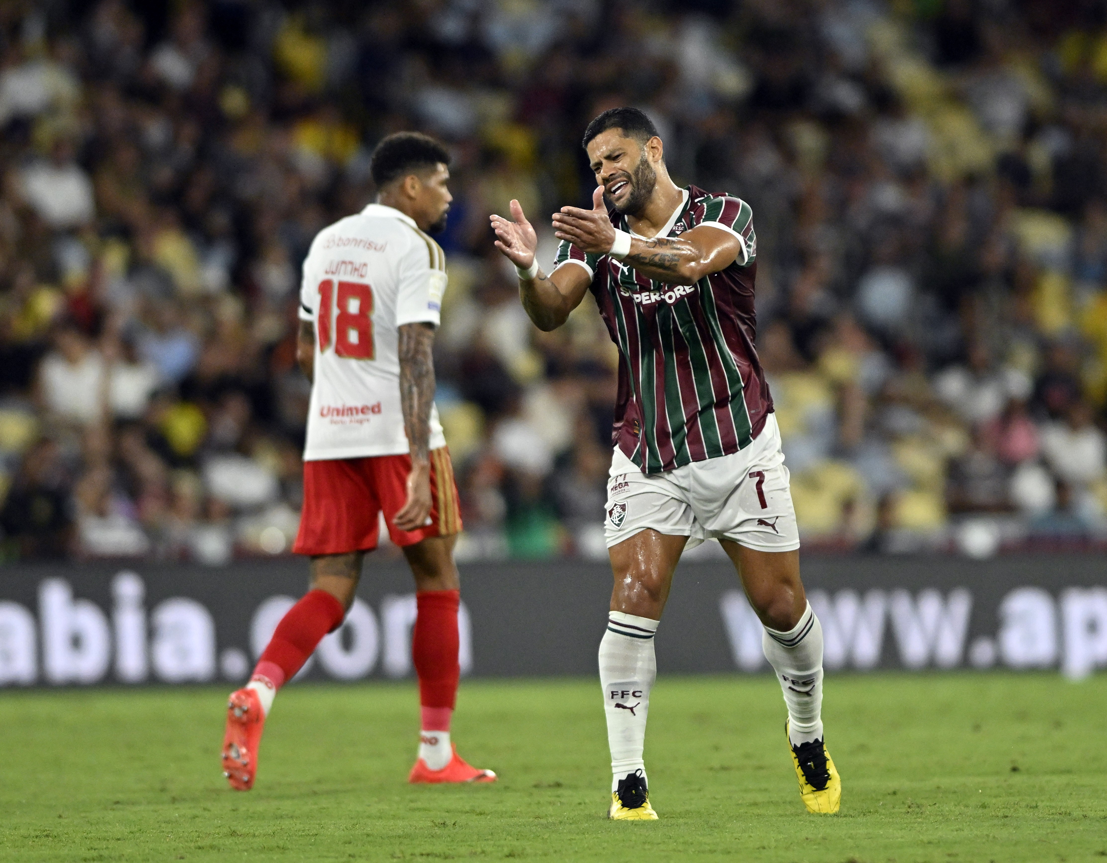 Hulk discute com torcedor do Fluminense em jogo contra o Internacional; veja vídeo