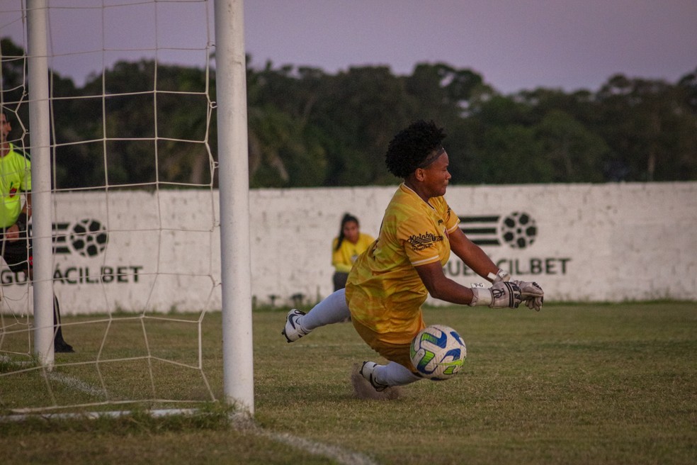 Grazi, goleira do Mixto-PB, defende pênalti na final do Paraibano Feminino — Foto: João Neto / @joaoneto_fotos